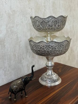 کاسه قلمزنی اسلیمی اعلا با آبکاری نقره و سیاه قلم؛ ساخته دست استادکاران اصفهان، هدیه سازمانی و دکوراسیون سنتی. دارای سایزبندی متنوع.