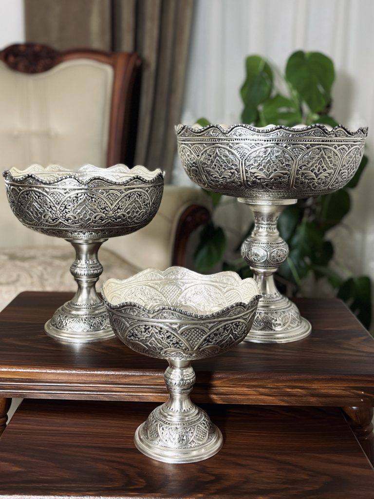کاسه قلمزنی اسلیمی اعلا با آبکاری نقره و سیاه قلم؛ ساخته دست استادکاران اصفهان، هدیه سازمانی و دکوراسیون سنتی. دارای سایزبندی متنوع.
