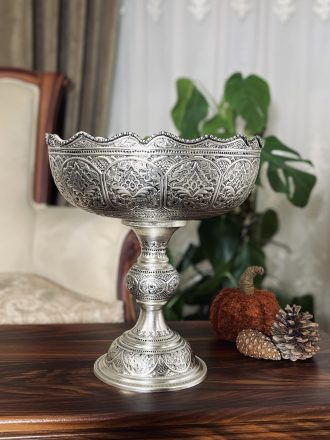 کاسه قلمزنی اسلیمی اعلا با آبکاری نقره و سیاه قلم؛ ساخته دست استادکاران اصفهان، هدیه سازمانی و دکوراسیون سنتی. دارای سایزبندی متنوع.