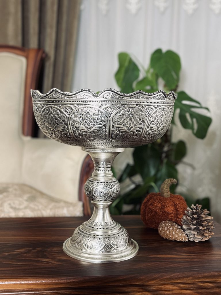 کاسه قلمزنی اسلیمی اعلا با آبکاری نقره و سیاه قلم؛ ساخته دست استادکاران اصفهان، هدیه سازمانی و دکوراسیون سنتی. دارای سایزبندی متنوع.