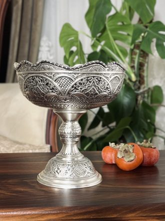 کاسه قلمزنی اسلیمی اعلا با آبکاری نقره و سیاه قلم؛ ساخته دست استادکاران اصفهان، هدیه سازمانی و دکوراسیون سنتی. دارای سایزبندی متنوع.