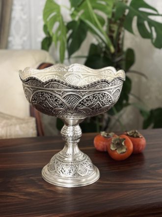 کاسه قلمزنی اسلیمی اعلا با آبکاری نقره و سیاه قلم؛ ساخته دست استادکاران اصفهان، هدیه سازمانی و دکوراسیون سنتی. دارای سایزبندی متنوع.