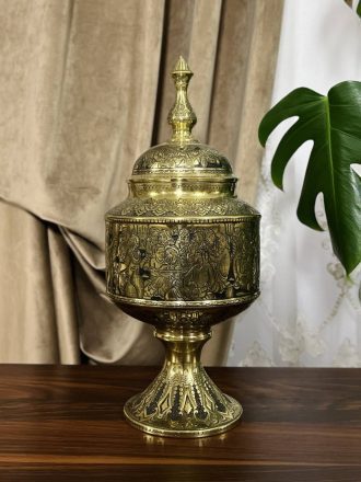 شکلات‌خوری قجری برنجی با نقش چهره قلم‌زنی از زاویه کامل