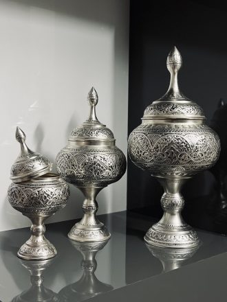 گز خوری قلمزنی اسلیمی(گزخوری 25) با ارتفاع 31 سانتیمتر با آیکاری نقره سیاه قلم برند عالی قاپو محصولی از گروه تولیدی شکوهی نژاد