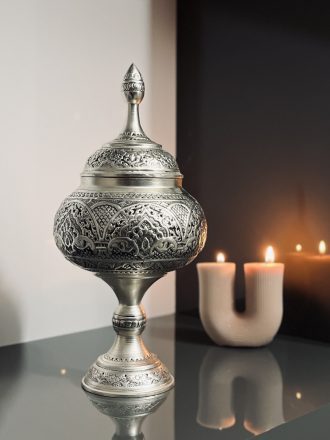 گز خوری قلمزنی اسلیمی(گزخوری 25) با ارتفاع 31 سانتیمتر با آیکاری نقره سیاه قلم برند عالی قاپو محصولی از گروه تولیدی شکوهی نژاد