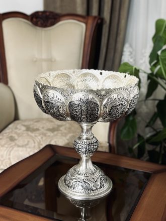جام قلی سایز 30 با نقش گل و مرغ، یکی از آثار فاخر قلم‌زنی ایرانی است که با تکنیک سیاه قلم و قلم گل و مرغ ممتاز و آبکاری نقره، جلوه‌ای چشم‌نواز و ماندگار دارد.