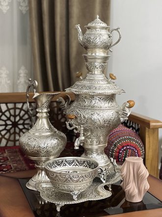 سماور ۳.۵ لیتری قلمزنی‌شده با طرح ذغالی و جنس برنج، اثری فاخر از هنر قلمزنان اصفهان؛ دکوراسیون کلاسیک و تجربه‌ای اصیل از صنایع دستی ایران.