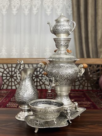 سماور قلمزنی یکی از جمله زیباترین صنایع دستی اصفهان است که به منظور تزئین در کنار سالن بر روی میز خاطره، روی اپن آشپزخانه و یا چایخانه ها و هتلهای سنتی و…. استفاده می شود.