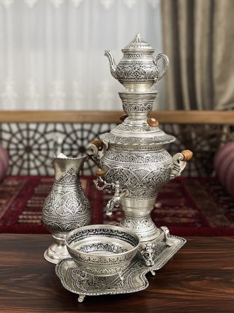 سماور قلمزنی یکی از جمله زیباترین صنایع دستی اصفهان است که به منظور تزئین در کنار سالن بر روی میز خاطره، روی اپن آشپزخانه و یا چایخانه ها و هتلهای سنتی و…. استفاده می شود.