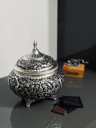 شکلات‌خوری قلمزنی گل و مرغ با آبکاری نقره و سیاه قلم ممتاز www.shohand.com صنایع دستی شکوهی نژاد قلمزنی اصفهان