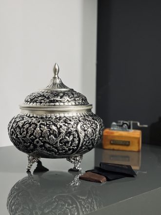 شکلات‌خوری قلمزنی گل و مرغ با آبکاری نقره و سیاه قلم ممتاز www.shohand.com صنایع دستی شکوهی نژاد قلمزنی اصفهان