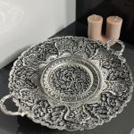 شیرینی‌خوری ۳۰ قلمزنی گل و مرغ با آبکاری نقره و سیاه قلم ممتاز؛ مناسب برای پذیرایی شیک با شیرینی‌های سنتی اصفهان مانند گز و پولکی. شکوهی ماندگار از دست‌سازهای ایران‌زمین.