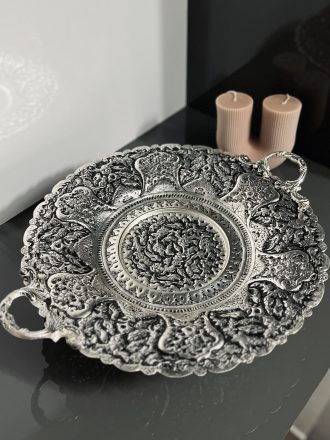شیرینی‌خوری ۳۰ قلمزنی گل و مرغ با آبکاری نقره و سیاه قلم ممتاز؛ مناسب برای پذیرایی شیک با شیرینی‌های سنتی اصفهان مانند گز و پولکی. شکوهی ماندگار از دست‌سازهای ایران‌زمین.