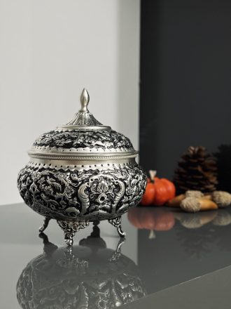شکلات‌خوری قلمزنی گل و مرغ با آبکاری نقره و سیاه قلم ممتاز www.shohand.com صنایع دستی شکوهی نژاد قلمزنی اصفهان
