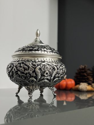 شکلات‌خوری قلمزنی گل و مرغ با آبکاری نقره و سیاه قلم ممتاز www.shohand.com صنایع دستی شکوهی نژاد قلمزنی اصفهان