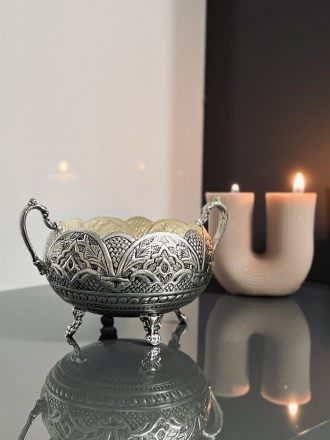 کاسه درباری 4 پایه قلمزنی اسلیمی اعلا با آبکاری نقره و سیاه قلم؛ طراحی خاص و شیک، مناسب برای پذیرایی سنتی با تنقلات، آجیل یا میوه. مدل‌های پایه‌دار، چهارپایه، با دسته و بدون دسته.