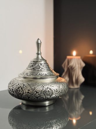 شکلات حوری سفینه قلمزنی اسلیمی با آبکاری نقره سیاه قلم برند عالی قاپو محصولی از گروه تولیدی شکوهی نژاد با سه سایز متفات کوچک، متوسط و بزرگ