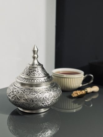 شکلات حوری سفینه قلمزنی اسلیمی با آبکاری نقره سیاه قلم برند عالی قاپو محصولی از گروه تولیدی شکوهی نژاد با سه سایز متفات کوچک، متوسط و بزرگ