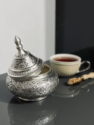 شکلات حوری سفینه قلمزنی اسلیمی با آبکاری نقره سیاه قلم برند عالی قاپو محصولی از گروه تولیدی شکوهی نژاد با سه سایز متفات کوچک، متوسط و بزرگ
