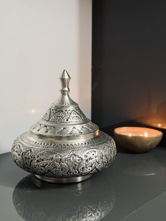 شکلات حوری سفینه قلمزنی اسلیمی با آبکاری نقره سیاه قلم برند عالی قاپو محصولی از گروه تولیدی شکوهی نژاد با سه سایز متفات کوچک، متوسط و بزرگ