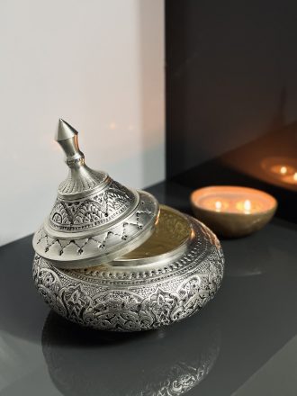 شکلات حوری سفینه قلمزنی اسلیمی با آبکاری نقره سیاه قلم برند عالی قاپو محصولی از گروه تولیدی شکوهی نژاد با سه سایز متفات کوچک، متوسط و بزرگ