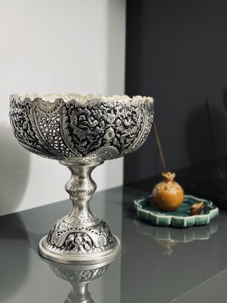 جام یا کاسه قلمزنی گل و مرغ ممتاز، یکی از آثار فاخر صنایع دستی اصفهان است که با نقش گل و مرغ، جلوه‌ای باشکوه و اصیل به فضای پذیرایی شما می‌بخشد.