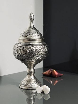 گز خوری قلمزنی اسلیمی(گزخوری 18) با ارتفاع 23 سانتیمتر با آیکاری نقره سیاه قلم برند عالی قاپو محصولی از گروه تولیدی شکوهی نژاد