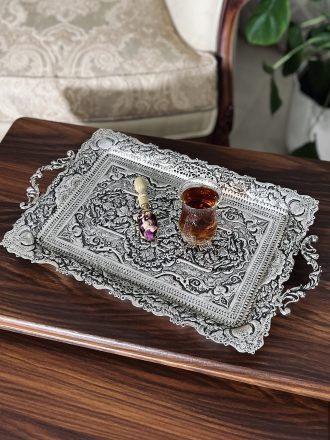 سینی چای‌خوری قلمزنی گل و مرغ ممتاز، یکی از آثار پرکاربرد با نقش گل و مرغ، تکنیک سیاه قلم و آبکاری نقره، جلوه‌ای باشکوه و اصیل به پذیرایی شما می‌بخشد.
