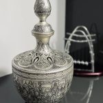 تنگ قلمزنی چهره و ساخت خاص، ترکیبی از هنر ایرانی و ظرافت طراحی است. نقش‌های چهره روی فلز، با دقت و ظرافت اجرا شده‌اند و جلوه‌ای منحصر‌به‌فرد دارند.