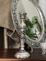 آینه و شمعدان قلمزنی گل شیرازی یکی از فاخرترین آثار صنایع دستی ایران است که جایگاه ویژه‌ای در سنت‌های عقد و عروسی دارد. این اثر نه تنها بخشی از زیبایی سفره عقد محسوب می‌شود، بلکه به عنوان هدیه‌ای ارزشمند در جهیزیه عروس نیز جایگاهی خاص دارد. استفاده از آینه و شمعدان در عروسی ریشه در فرهنگ ایرانی دارد.