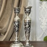 آینه و شمعدان قلمزنی گل شیرازی یکی از فاخرترین آثار صنایع دستی ایران است که جایگاه ویژه‌ای در سنت‌های عقد و عروسی دارد. این اثر نه تنها بخشی از زیبایی سفره عقد محسوب می‌شود، بلکه به عنوان هدیه‌ای ارزشمند در جهیزیه عروس نیز جایگاهی خاص دارد. استفاده از آینه و شمعدان در عروسی ریشه در فرهنگ ایرانی دارد.