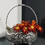 کشکول قلمزنی گل شیرازی (گل ترکی) | آبکاری نقره سیاه‌قلم این کشکول فاخر با نقش اصیل گل شیرازی (گل ترکی) و اجرای هنرمندانه‌ی قلمزنی سیاه‌قلم بر سطحی با آبکاری نقره، نمونه‌ای درخشان از صنایع دستی اصفهان است.