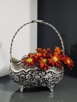کشکول قلمزنی گل شیرازی (گل ترکی) | آبکاری نقره سیاه‌قلم این کشکول فاخر با نقش اصیل گل شیرازی (گل ترکی) و اجرای هنرمندانه‌ی قلمزنی سیاه‌قلم بر سطحی با آبکاری نقره، نمونه‌ای درخشان از صنایع دستی اصفهان است.