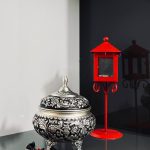 شکلات‌خوری ۴ پایه قلمزنی گل شیرازی (گل ترکی) این شکلات‌خوری فاخر با طراحی گل شیرازی (گل ترکی) و اجرای هنرمندانه‌ی قلمزنی سیاه‌قلم بر روی سطحی با آبکاری نقره، جلوه‌ای درخشان و ماندگار از صنایع دستی ایران است.