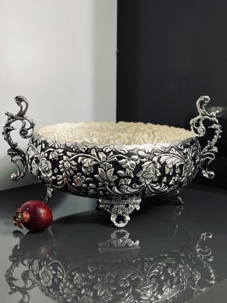 کاسه آجیل درباری گل شیرازی سیاه‌قلم این کاسه آجیل درباری با نقش اصیل گل شیرازی (گل ترکی) و تکنیک هنری سیاه‌قلم، نمونه‌ای فاخر از صنایع دستی ایران است.