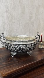 کشکول قلمزنی گل شیرازی (گل ترکی) | آبکاری نقره سیاه‌قلم این کشکول فاخر با نقش اصیل گل شیرازی (گل ترکی) و اجرای هنرمندانه‌ی قلمزنی سیاه‌قلم بر سطحی با آبکاری نقره، نمونه‌ای درخشان از صنایع دستی اصفهان است.