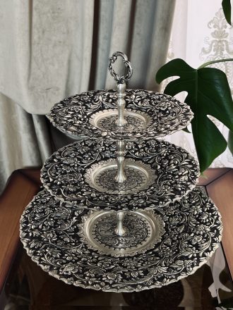 شیرینی‌خوری قلمزنی گل شیرازی (گل ترکی) | آبکاری نقره سیاه‌قلم این شیرینی‌خوری فاخر با نقش اصیل گل شیرازی (گل ترکی) و اجرای هنرمندانه‌ی قلمزنی سیاه‌قلم بر روی سطحی با آبکاری نقره، جلوه‌ای درخشان و ماندگار از صنایع دستی ایران است.