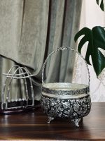 کشکول قلمزنی گل شیرازی (گل ترکی) | آبکاری نقره سیاه‌قلم این کشکول فاخر با نقش اصیل گل شیرازی (گل ترکی) و اجرای هنرمندانه‌ی قلمزنی سیاه‌قلم بر سطحی با آبکاری نقره، نمونه‌ای درخشان از صنایع دستی اصفهان است.