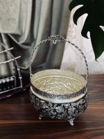 کشکول قلمزنی گل شیرازی (گل ترکی) | آبکاری نقره سیاه‌قلم این کشکول فاخر با نقش اصیل گل شیرازی (گل ترکی) و اجرای هنرمندانه‌ی قلمزنی سیاه‌قلم بر سطحی با آبکاری نقره، نمونه‌ای درخشان از صنایع دستی اصفهان است.