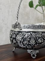 کشکول قلمزنی گل شیرازی (گل ترکی) | آبکاری نقره سیاه‌قلم این کشکول فاخر با نقش اصیل گل شیرازی (گل ترکی) و اجرای هنرمندانه‌ی قلمزنی سیاه‌قلم بر سطحی با آبکاری نقره، نمونه‌ای درخشان از صنایع دستی اصفهان است.