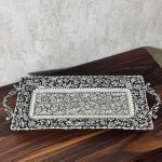رولت‌خوری فاخر با نقش اصیل گل شیرازی (گل ترکی) و اجرای هنرمندانه‌ی قلمزنی سیاه‌قلم بر سطحی با آبکاری نقره، نمونه‌ای درخشان از صنایع دستی اصفهان است.