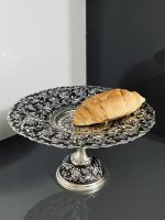 شیرینی‌خوری قلمزنی گل شیرازی (گل ترکی) | آبکاری نقره سیاه‌قلم این شیرینی‌خوری فاخر با نقش اصیل گل شیرازی (گل ترکی) و اجرای هنرمندانه‌ی قلمزنی سیاه‌قلم بر روی سطحی با آبکاری نقره، جلوه‌ای درخشان و ماندگار از صنایع دستی ایران است.