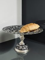 شیرینی‌خوری قلمزنی گل شیرازی (گل ترکی) | آبکاری نقره سیاه‌قلم این شیرینی‌خوری فاخر با نقش اصیل گل شیرازی (گل ترکی) و اجرای هنرمندانه‌ی قلمزنی سیاه‌قلم بر روی سطحی با آبکاری نقره، جلوه‌ای درخشان و ماندگار از صنایع دستی ایران است.