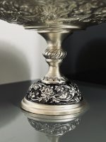 شیرینی‌خوری قلمزنی گل شیرازی (گل ترکی) | آبکاری نقره سیاه‌قلم این شیرینی‌خوری فاخر با نقش اصیل گل شیرازی (گل ترکی) و اجرای هنرمندانه‌ی قلمزنی سیاه‌قلم بر روی سطحی با آبکاری نقره، جلوه‌ای درخشان و ماندگار از صنایع دستی ایران است.