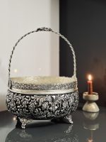 کشکول قلمزنی گل شیرازی (گل ترکی) | آبکاری نقره سیاه‌قلم این کشکول فاخر با نقش اصیل گل شیرازی (گل ترکی) و اجرای هنرمندانه‌ی قلمزنی سیاه‌قلم بر سطحی با آبکاری نقره، نمونه‌ای درخشان از صنایع دستی اصفهان است.
