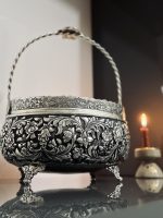 کشکول قلمزنی گل شیرازی (گل ترکی) | آبکاری نقره سیاه‌قلم این کشکول فاخر با نقش اصیل گل شیرازی (گل ترکی) و اجرای هنرمندانه‌ی قلمزنی سیاه‌قلم بر سطحی با آبکاری نقره، نمونه‌ای درخشان از صنایع دستی اصفهان است.