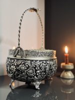 کشکول قلمزنی گل شیرازی (گل ترکی) | آبکاری نقره سیاه‌قلم این کشکول فاخر با نقش اصیل گل شیرازی (گل ترکی) و اجرای هنرمندانه‌ی قلمزنی سیاه‌قلم بر سطحی با آبکاری نقره، نمونه‌ای درخشان از صنایع دستی اصفهان است.